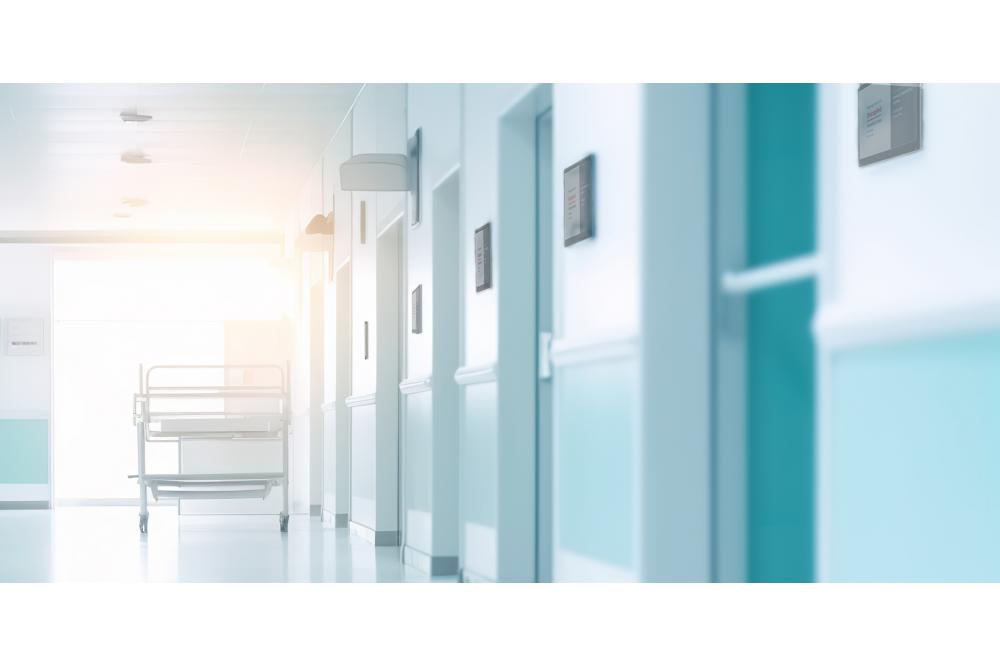 Wie Kliniken mit T&uuml;r-Displays Zeit, Kosten und Nerven sparen