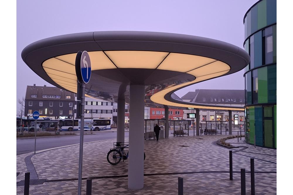 Eindrucksvolles Highlight am ZOB Remscheid: Beleuchteter &bdquo;Hockeyschl&auml;ger&ldquo; als Sinnbild neuer Aufenthaltsqualit&auml;t