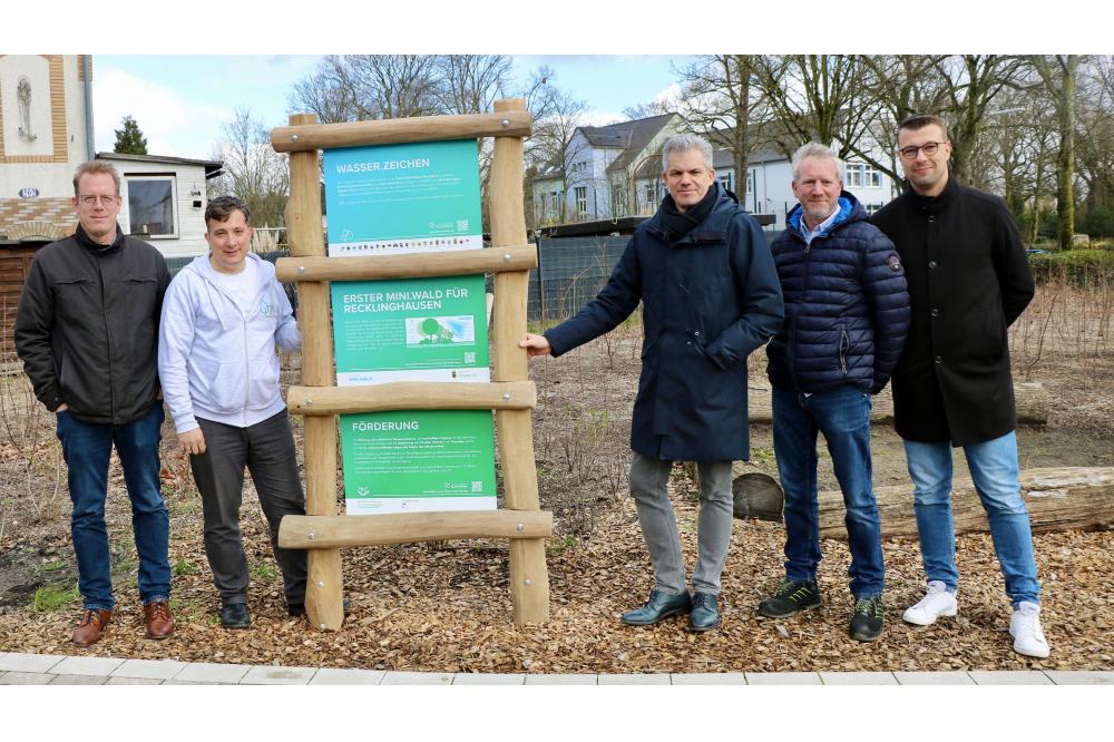 Wald im Mini-Format mit Wasser.Zeichen pr&auml;miert