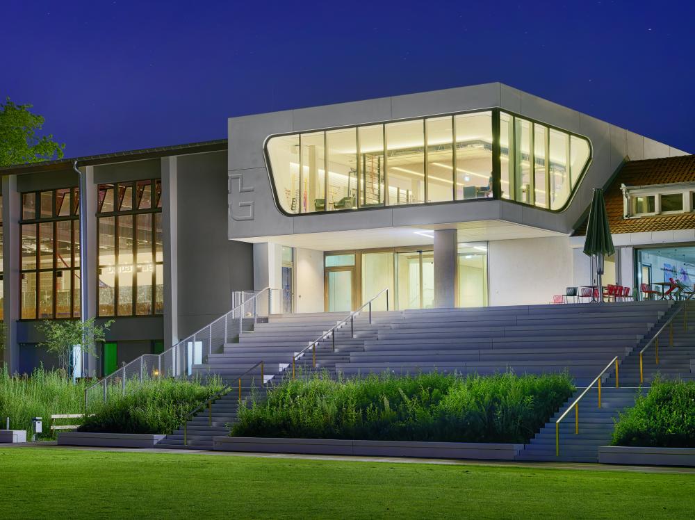 Leuchtende Linien f&uuml;r den Sportpark