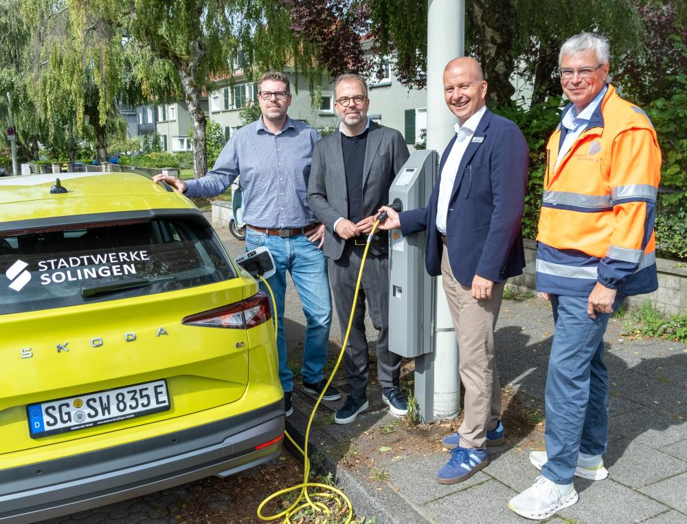 Stadtwerke Solingen und TBS nehmen erste sieben Laternenlader in Betrieb