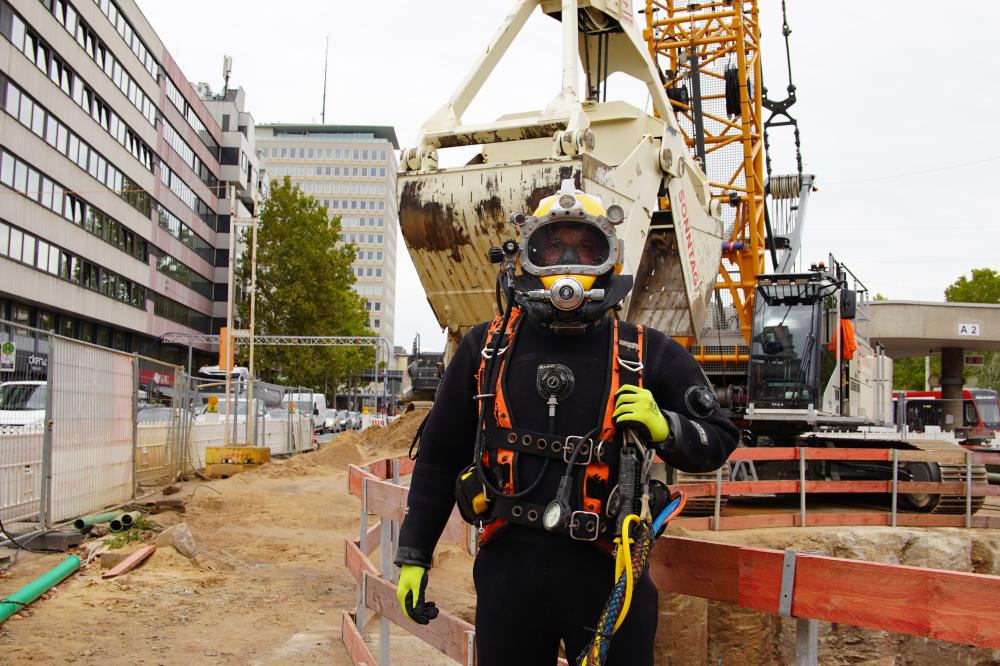 Baustelle an N&uuml;rnbergs Verkehrsknotenpunkt schreitet voran Unterwasser-Einsatz am Pl&auml;rrer
